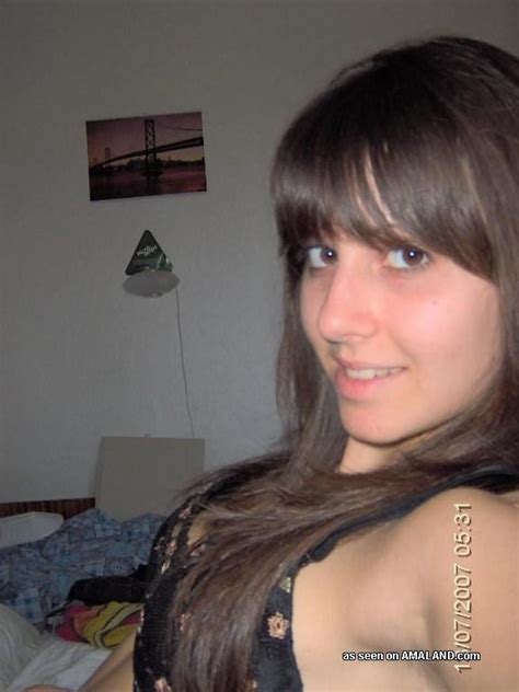 Küken zeigt ihre frechen Titten in diesen sexy Selfpics Porno Bilder Sex Fotos XXX Bilder