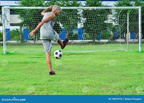 Bambino Young Boys Che Dà Dei Calci Al Pallone Da Calcio Bambino Che