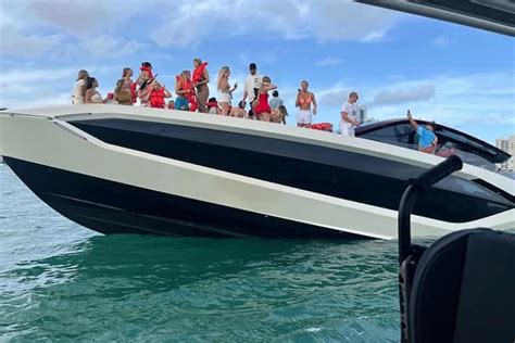 Du thuyền suýt chìm hàng chục hot girl mặc đồ bơi gây tranh cãi khi sơ tán Báo Dân trí