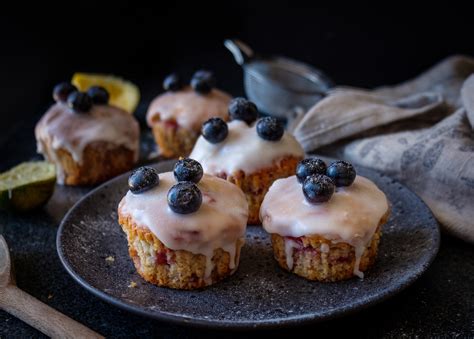 Jordgubbs Och Bl B Rsmuffins Med Glasyr Recept Matskafferiet