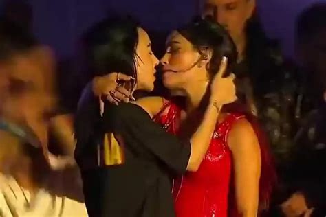 El Beso Entre Lali Esp Sito Y Nicki Nicole Que Hizo Enloquecer A Sus