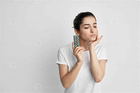 brunette en portant le sien tête traumatisme santé problèmes lumière Contexte Photo de