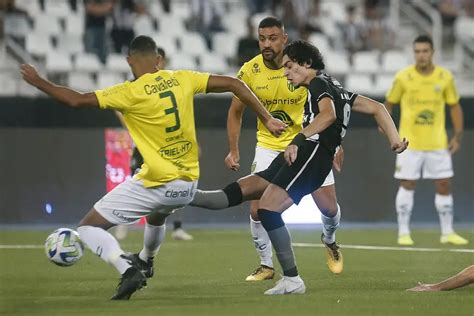 Luis Castro do Botafogo explica sacrifício de Matheus Nascimento