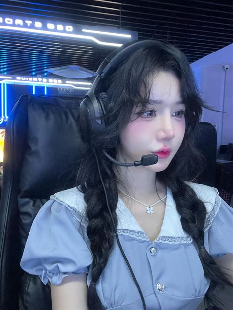 Mặt mộc gây chú ý của hot girl phòng net người theo dõi