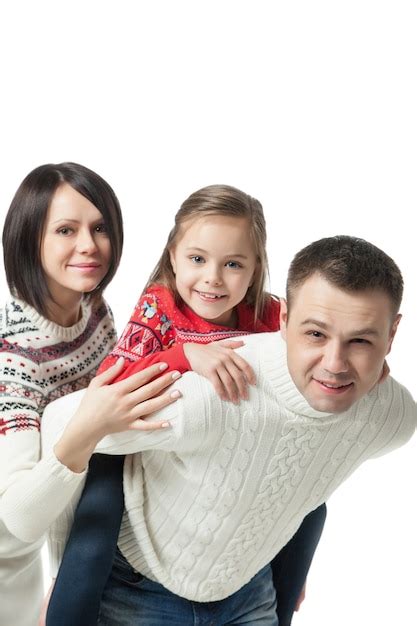 Portrait de jeune famille heureuse debout ensemble isolé sur blanc