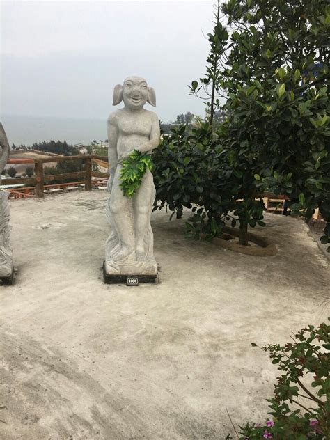 Bị phản đối tượng 12 con giáp tháo bikini che chắn bằng lá cây Báo Dân trí