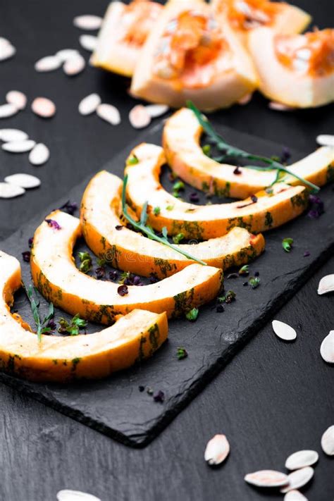 Calabaza Asada A La Parrilla En La Placa Negra De La Pizarra En Fondo