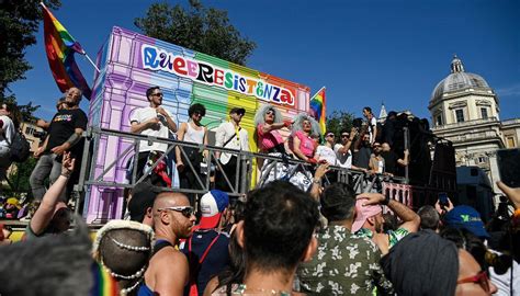 Padre Scopre Figlio Gay Lo Minaccia E Maltratta A Torino Per Farlo Diventare Etero A