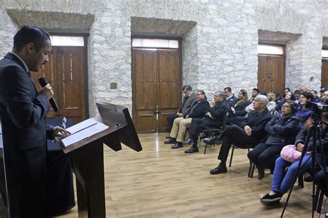 Director De La Facultad De Ciencias Sociales De La Uadec Presenta