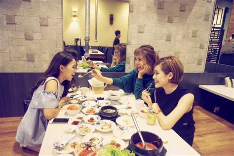 4 năm sau khi kết hôn hot girl từng nổi đình đám Đông Nam Á nay đã trở thành hot mom sang chảnh