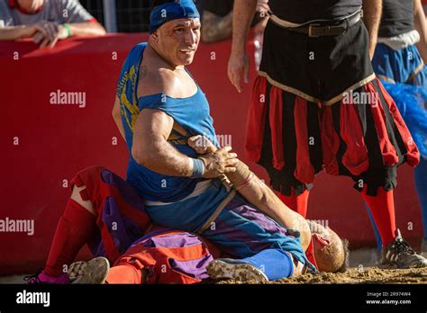 Calcio Storico Fiorentino Azzurri Rossi Stock Photo Alamy