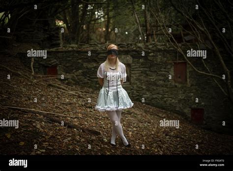 Malice in Wonderland Alptraum ein ziemlich blonde junge Frau Mädchen mit verbundenen Augen