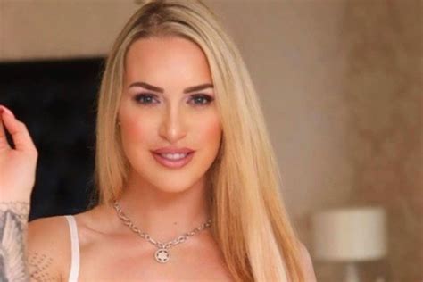 Britse Milf En Fulltime Spermadrinkster Liet Zich Keer Opereren Om Er Perfect Uit Te Zien