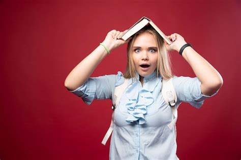 Une Jeune Tudiante Blonde Tient Son Livre La T Te Et A L Air Fatigu E Et Confuse Photo