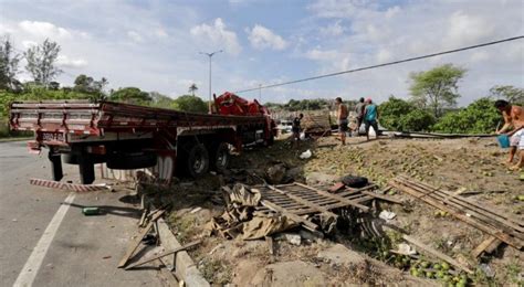 Caminh O Carregado Laranjas Tomba Na Br Em Paulista E