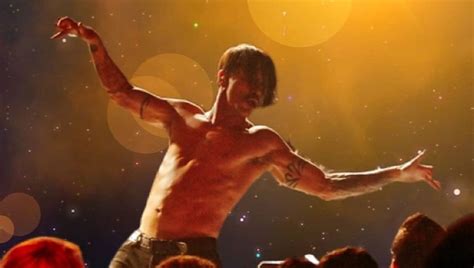 Under The Bridge La historia de la canción que Red Hot Chili Peppers dedicaron a su compañero