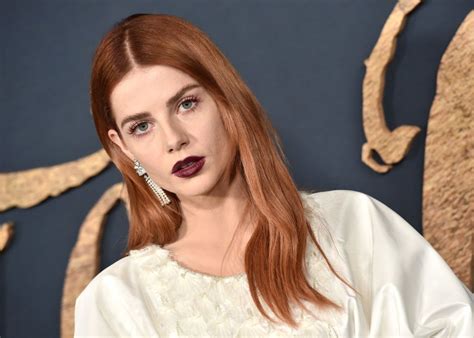 El posado en bikini de Rosalía luciendo cuerpazo por Navidad Elevades