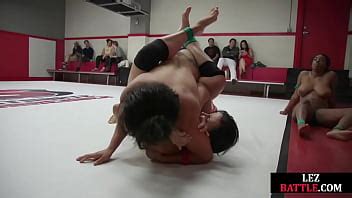 Busty Wrestling Digues Strapon Baise Lesbiennes Dans Un Groupe Pervers Xvideos