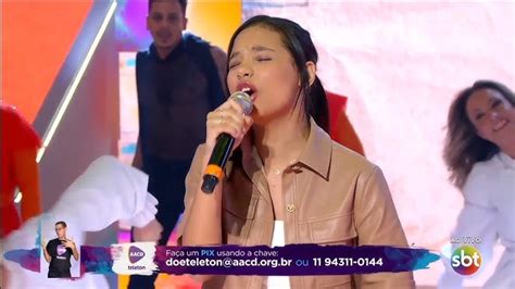 Cantora gospel se recusa a cantar música secular durante participação