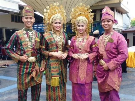 unik inilah  pakaian adat tradisional  indonesia indozone travel