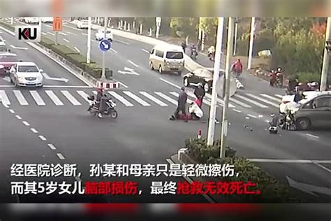 母亲骑电动车闯红灯致女儿被撞身亡，监控拍下悲剧瞬间监控电动车悲剧