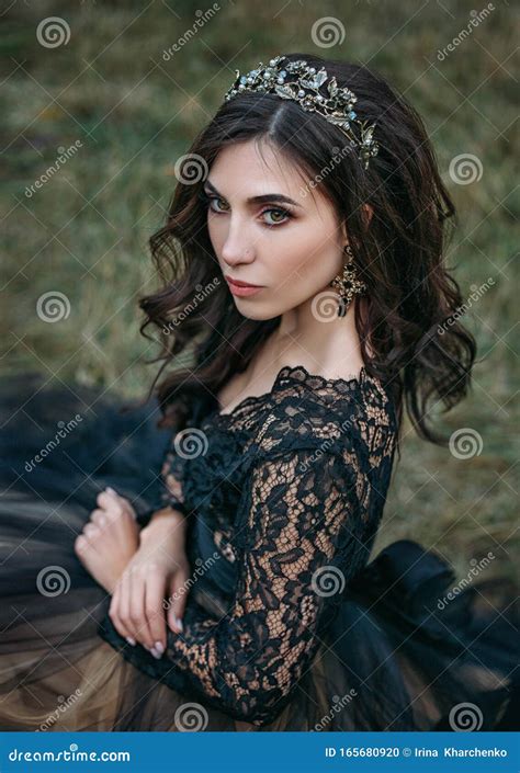 Portret Van Elegante Stijlvolle Brunette Schattige Vrouw Aantrekkelijk Mooi Gezicht Stock Foto