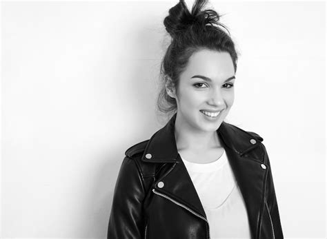 Portrait De Jeune Belle Femme Brune Fille Mod Le Avec Maquillage Nude Portant Des V Tements De