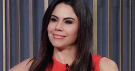 Paola Rojas luce espectacular bikini que regala cintura de avispa a los 45 y más