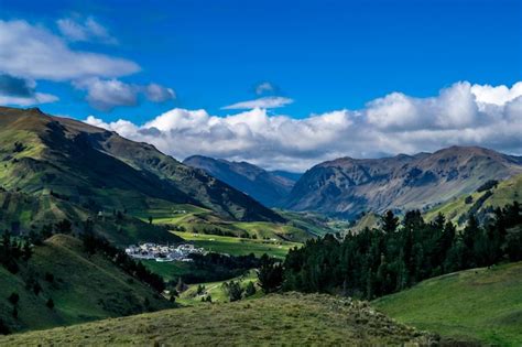 Зеленые горы и темное облачное небо. | Бесплатно Фото