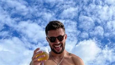 Ex Bbb Arthur Picoli Exibe Abd Men Trincado Em Clique Sem Camisa E