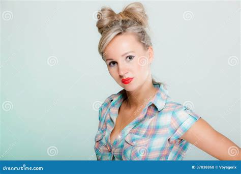 Van Het De Vrouwen Pinup Meisje Van Het Portret De Mooie Blonde Retro Stijl Op Groen Stock Foto