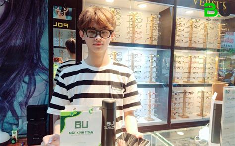 Tại sao các mẫu gọng kính to bản trở thành mắt kính hot