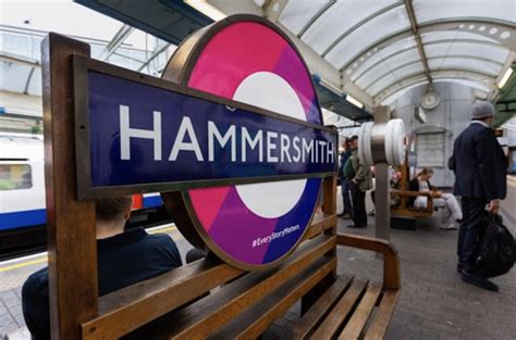 Gay Pride Londres célèbre la diversité dans le métro lepetitjournal