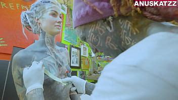 Le mannequin tatoué Anuskatzz se fait percer les tétons pendant une baise anale hardcore sexe