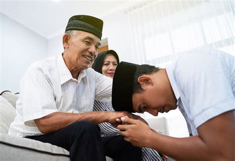 6 Cara Menghormati Orang Tua Menurut Islam Wajib Dilakukan