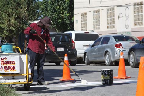 Aplica pintura Control de Tráfico en pasos peatonales de la primaria