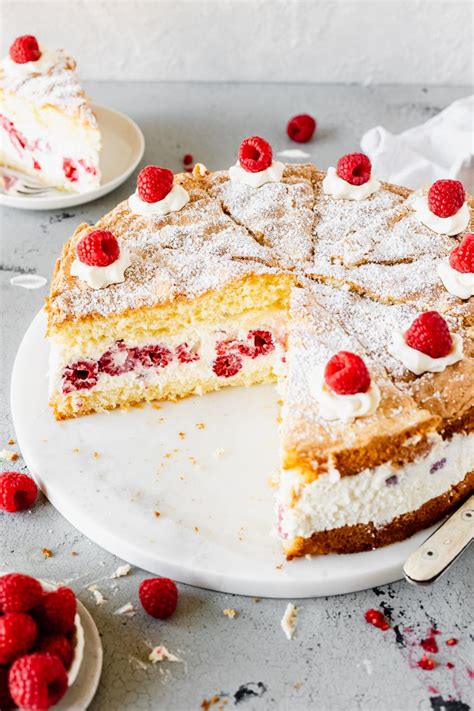 Omas K Se Sahne Torte Mit Himbeeren Simply Yummy