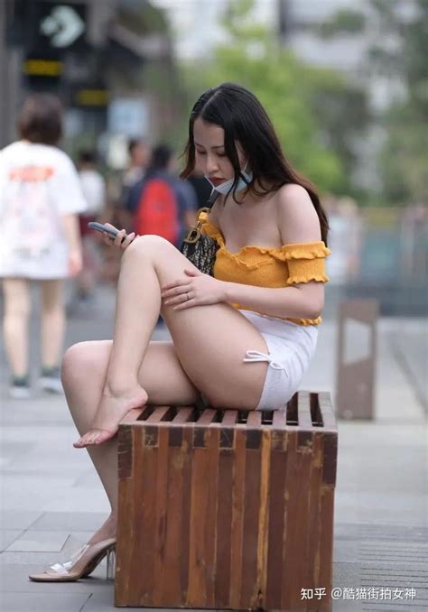 街拍女神：柠檬黄抹胸白色超短热裤的时尚女生 知乎