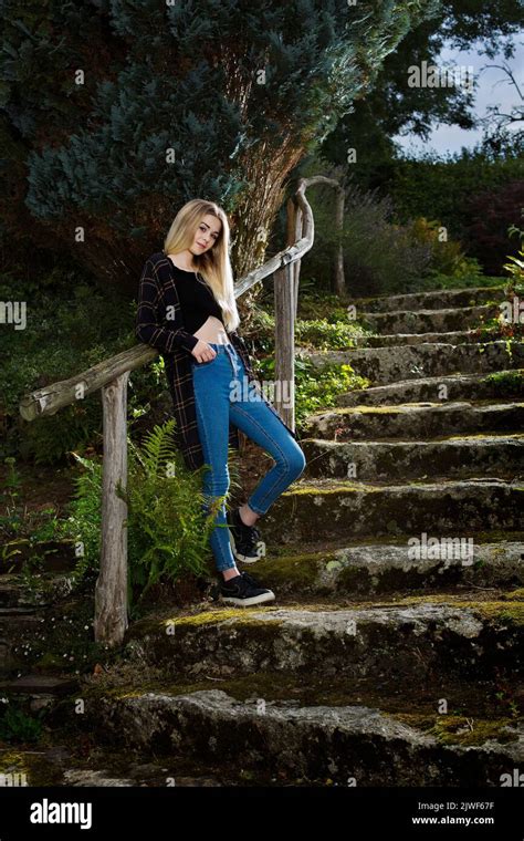 Portrait décontracté d une jeune fille blonde adolescente de race blanche Photo Stock Alamy
