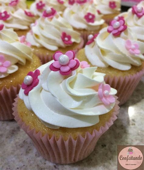 Cupcakes Recheados Brigadeiro E Cobertos Chantilly Flores