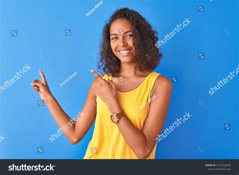 1 197 imágenes de Imagen de una mujer joven latina emocionada parada aislada sobre fondo azul