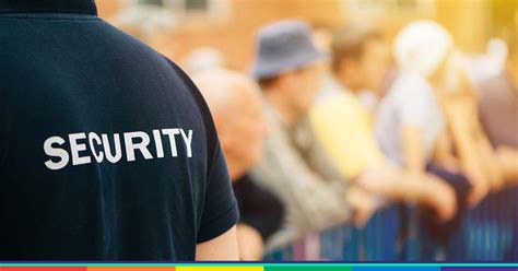 Festa Di Capodanno Cacciata Coppia Gay Da Locale Ragazzi Difesi Da Amici