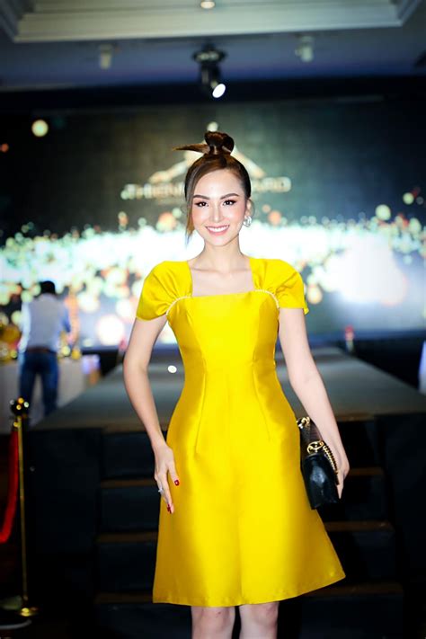 Hoa hậu Tiểu Vy diện bikini khoe đường cong nóng bỏng khiến fans phát sốt