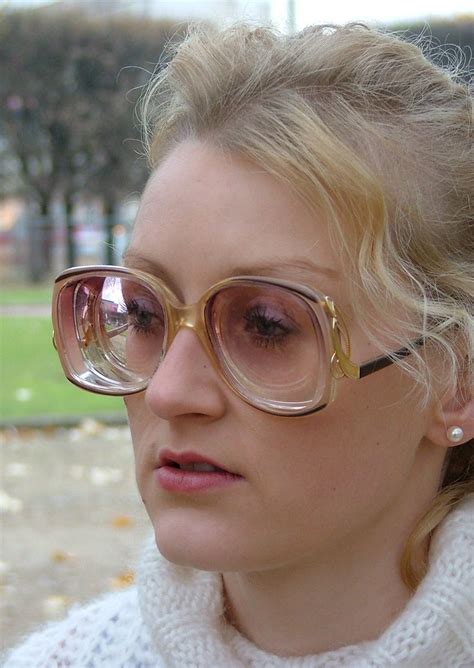 Blonde Glasses Nervös