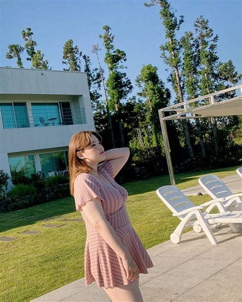 Sở hữu body bốc ná thở và vòng 1 phồn thực hot girl vẫn được xếp vào hàng béo lệch chuẩn