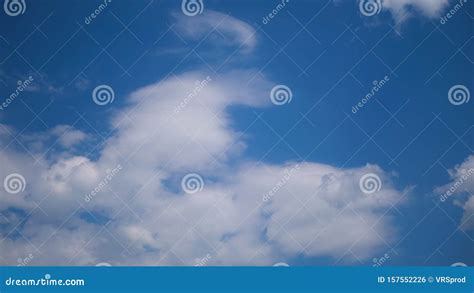 Las Nubes Se Mueven Sin Problemas En El Cielo Azul Escala De Tiempo