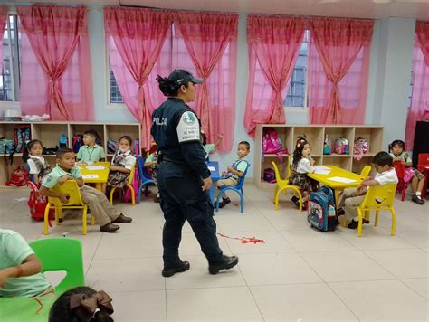 Polic A Nacional On Twitter Lachorrera Efectivos Policiales Dan