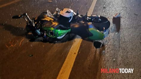 Incidente A Bernate Ticino Si Schianta In Moto Contro Una Casa Grave