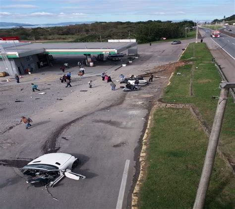 HOMEM MORRE APÓS BATER MERCEDES EM POSTE E PARTIR CARRO AO MEIO NA BR