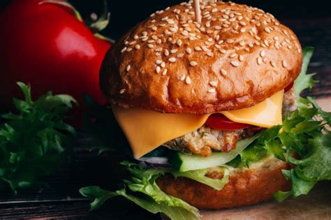 Hambúrguer Caseiro Com Carne Queijo Alface Tomate E Cebola Foto